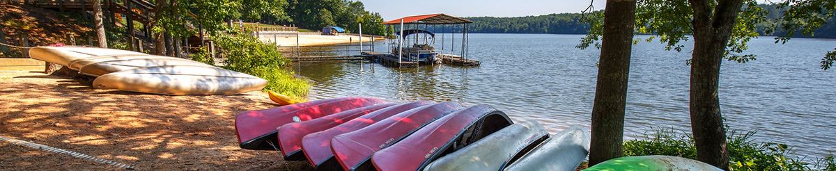 Canoes and kayaks at Lake Chapman